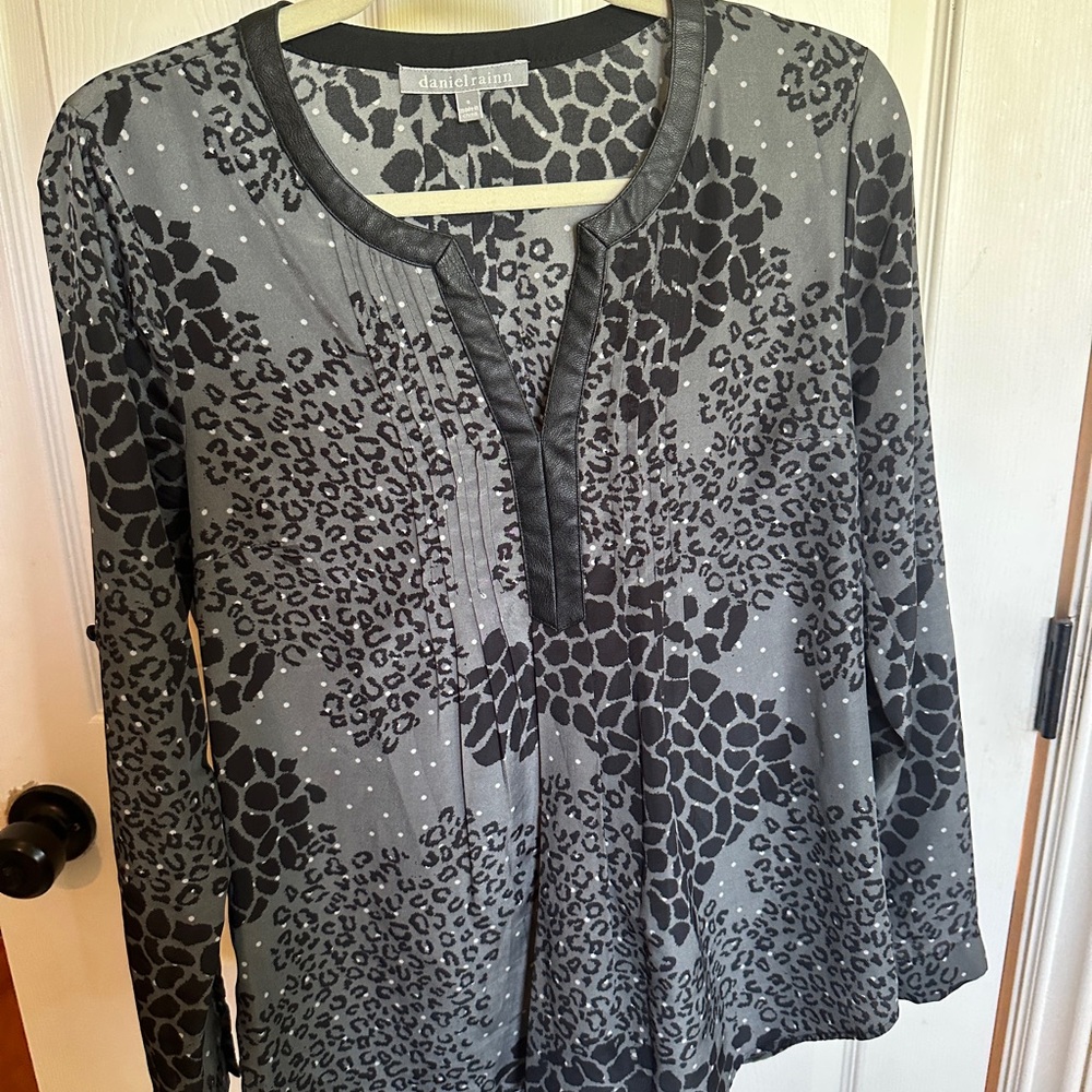 DANIEL RAINN Animal Print Pin tuck
V Neck Faux Leather Trim Long Sleeve Roll